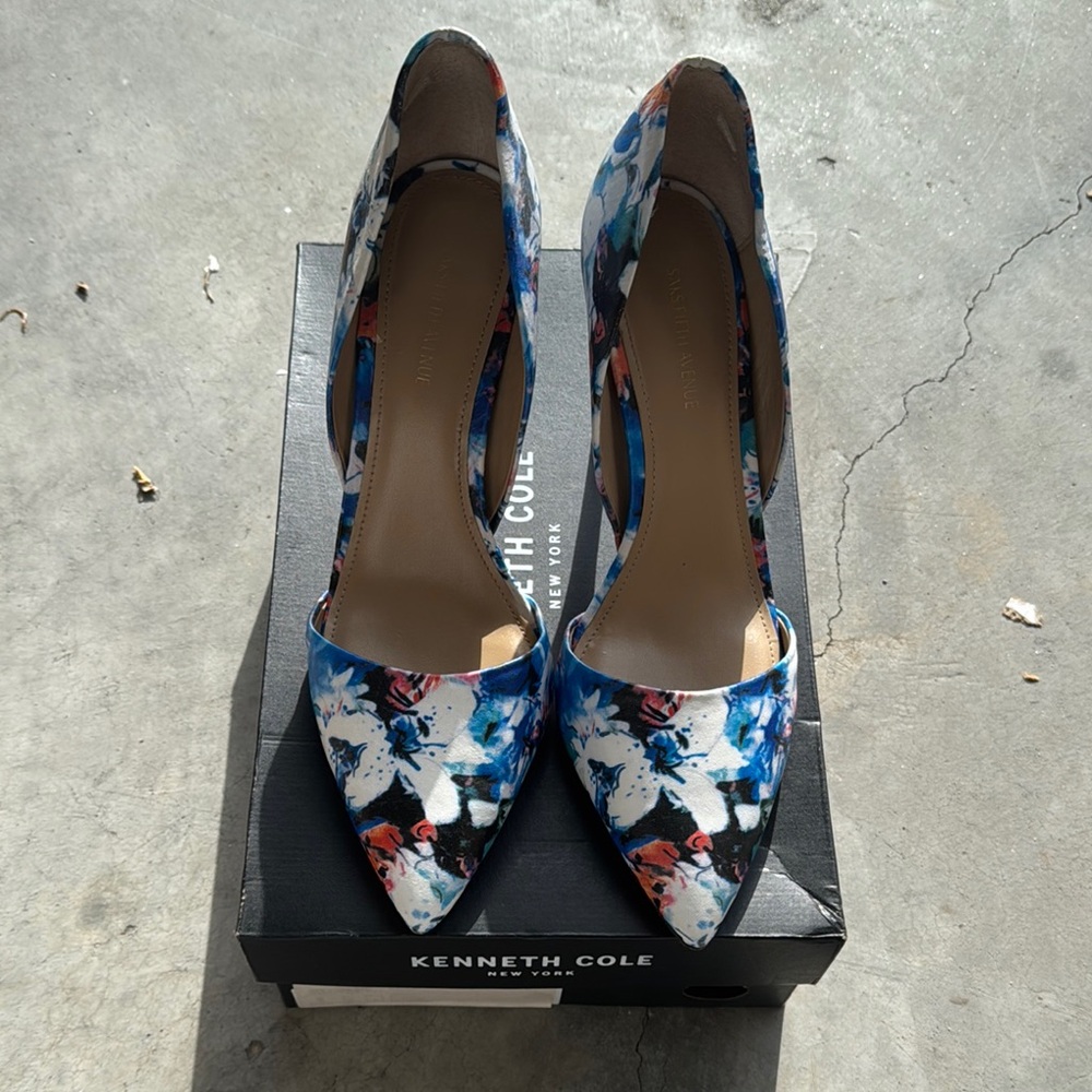 Saks Fifth Avenue Blue and White Artistic Heels